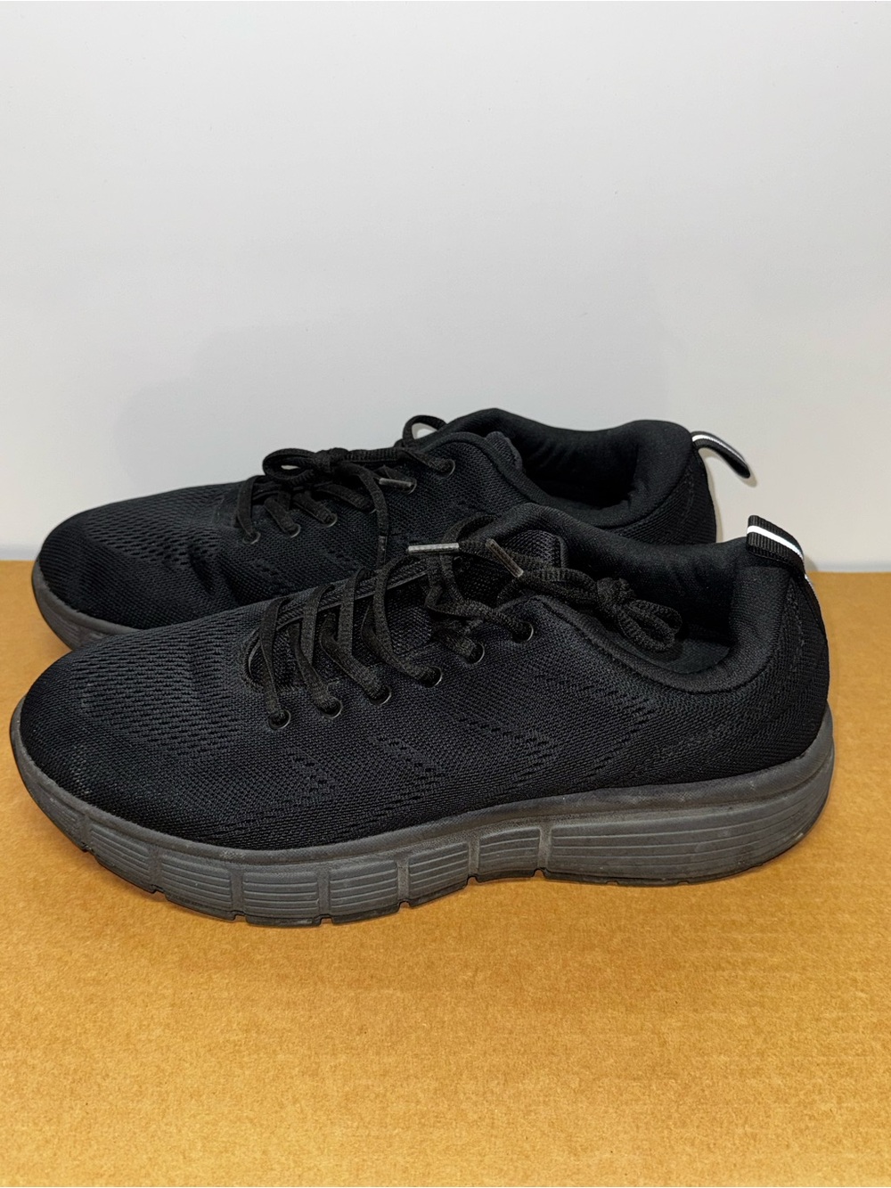 Kirkland Signature “Comfort Walker” Men’s Size 11 Sneakers Slip-Resistant - Good
